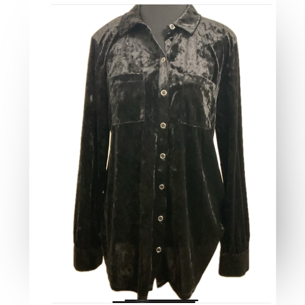 Cable & Gauge Shimmering Black Velvet Button Down Shirt with pockets.